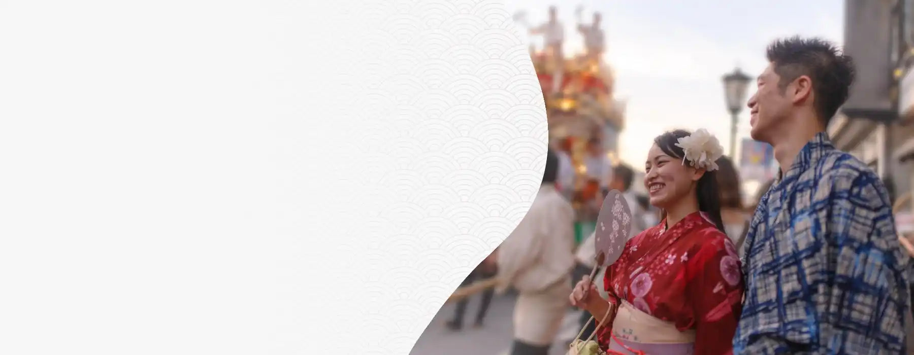 Una coppia asiatica sorridente in abiti tradizionali giapponesi.