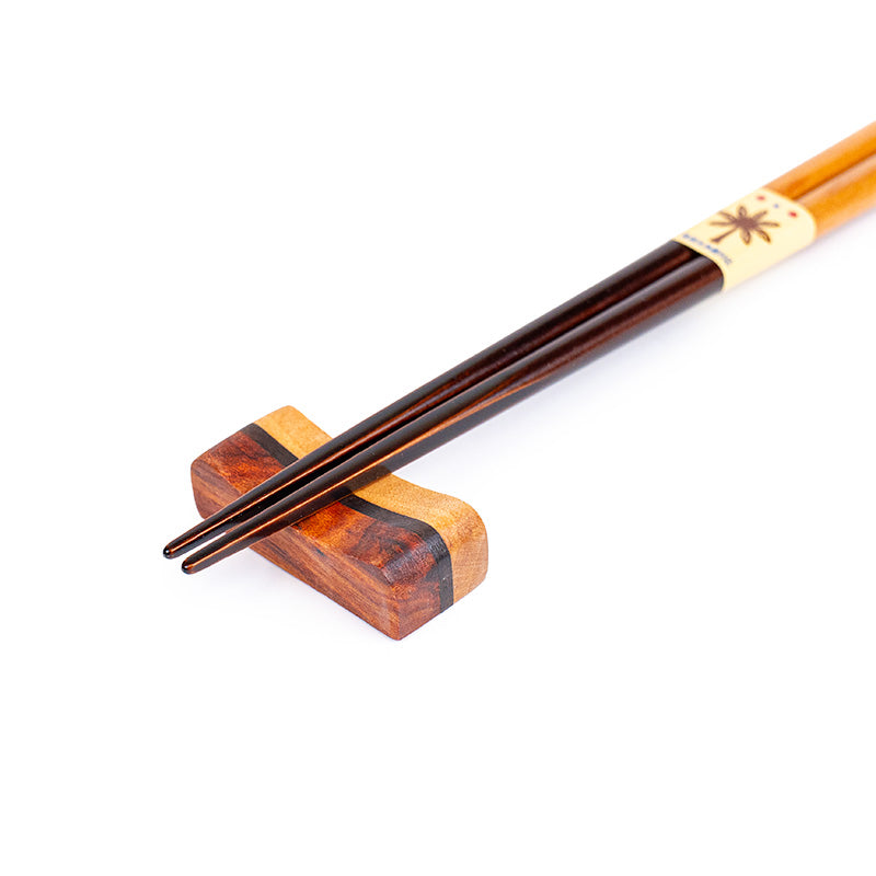 Bacchette giapponesi in legno naturale e supporto