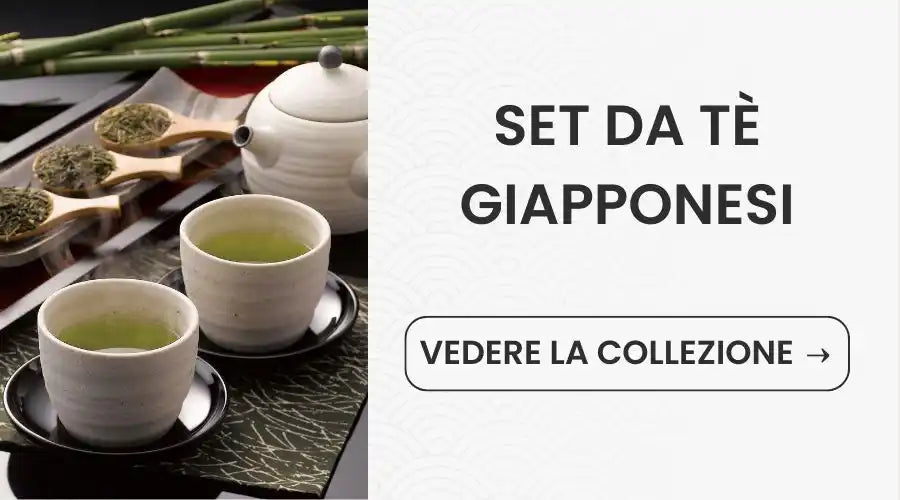 Set di tè giapponese con tazze, teiera e foglie di tè.