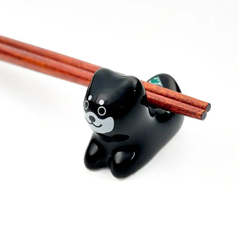 Shiba nero bacchette riposo
