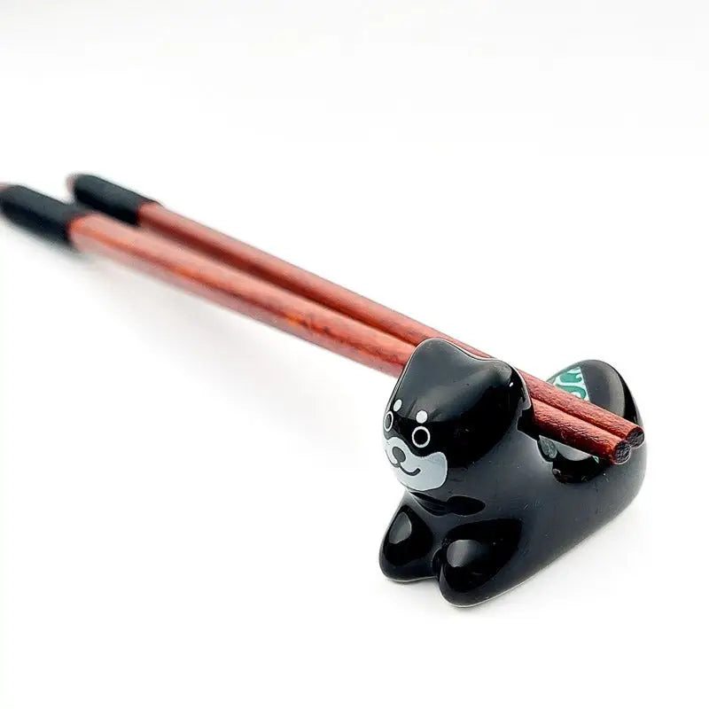 Shiba nero bacchette riposo