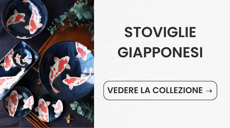 Piattini in ceramica blu scuro con disegni di koi fish rossi e bianchi.