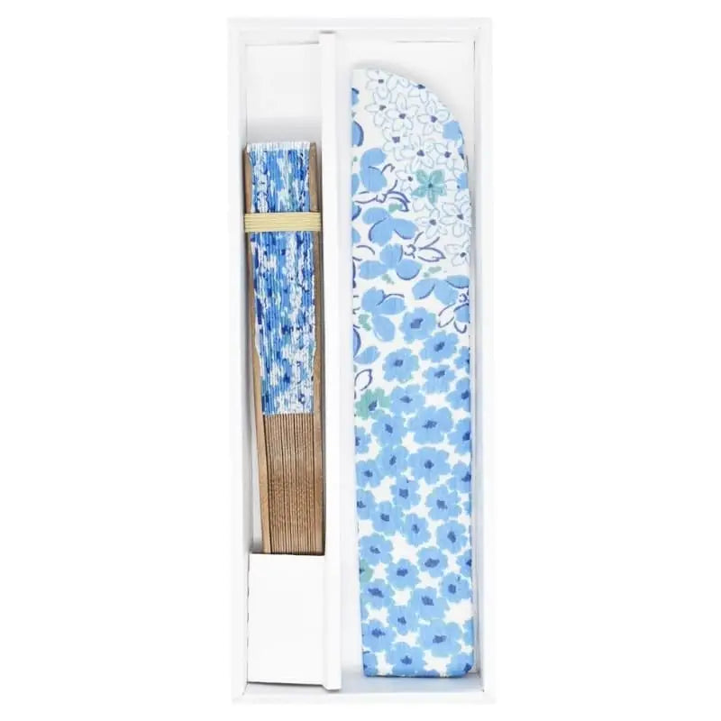 Ventagli giapponesi e sacchetto di fiori blu