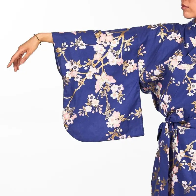 Yukata Kimono Sakura da donna a Chō
