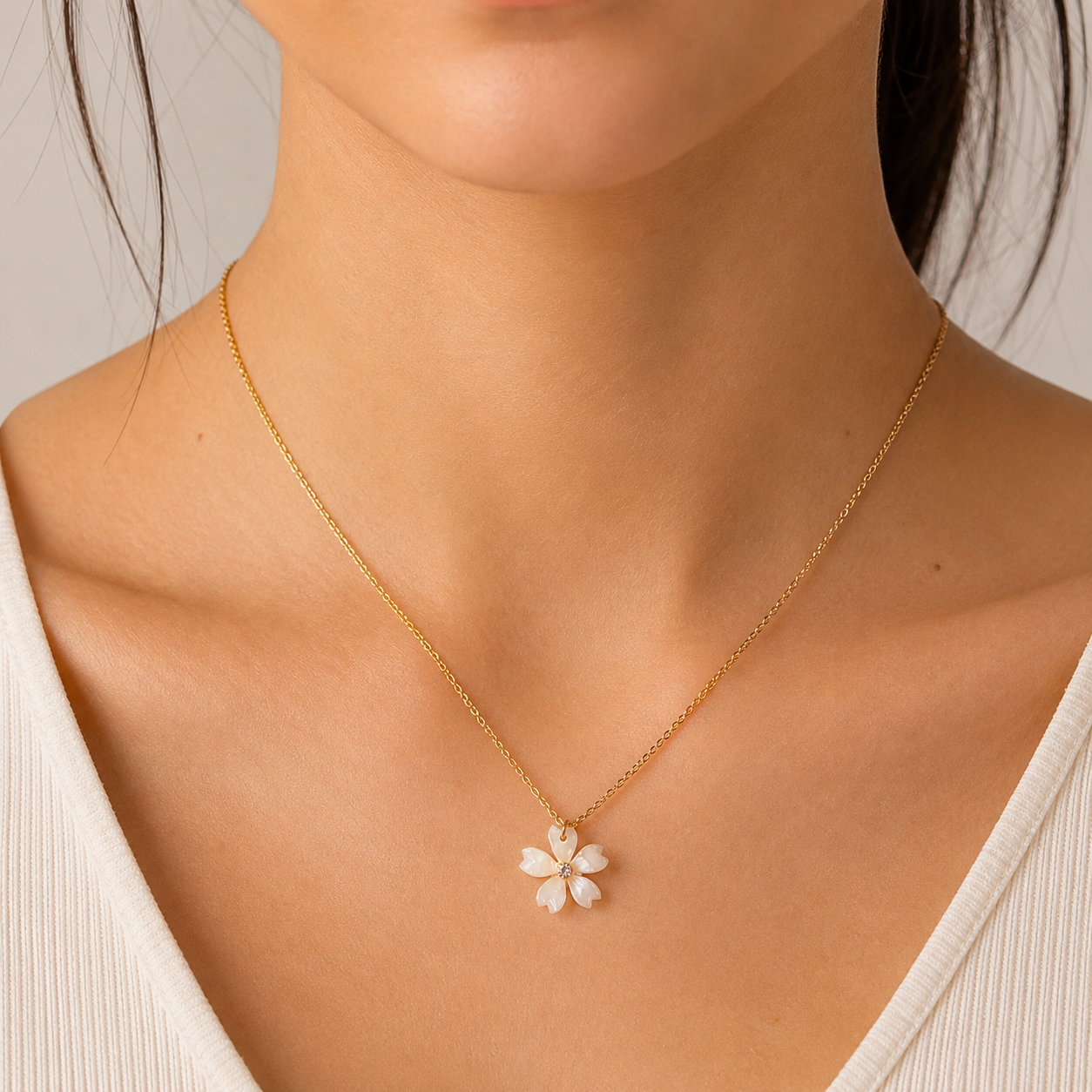 Collana giapponese con ciondolo a forma di fiore di sakura bianco