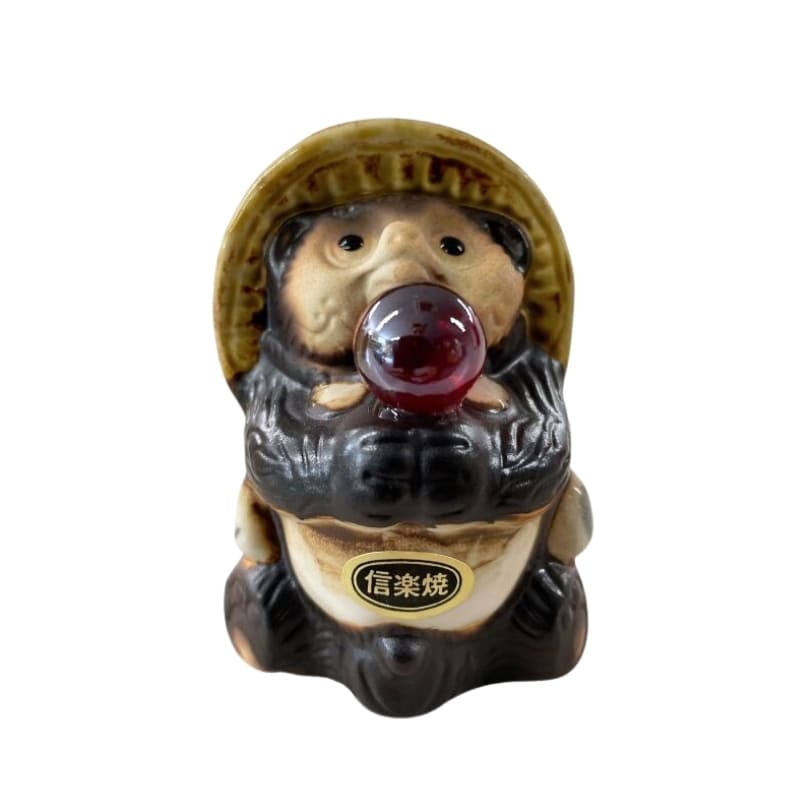 Figura Tanuki con perla rossa