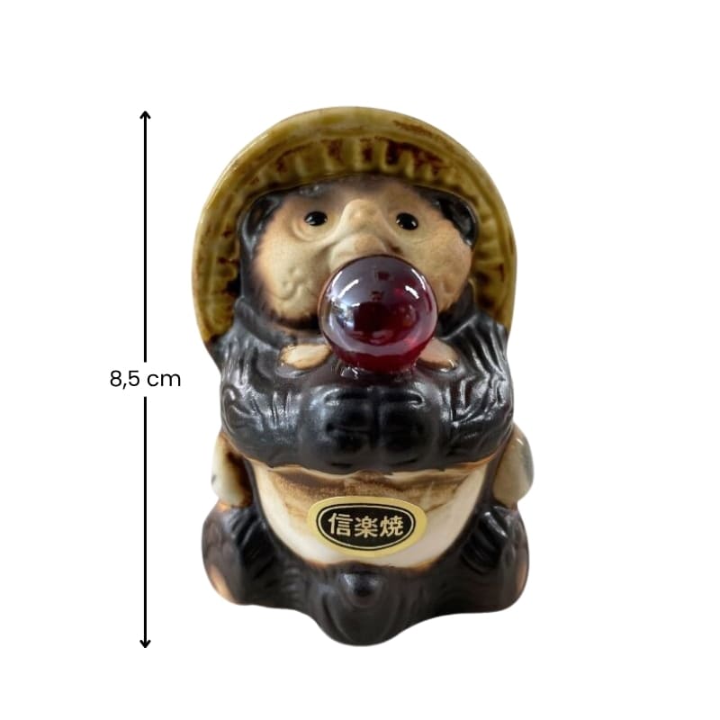 Figura Tanuki con perla rossa