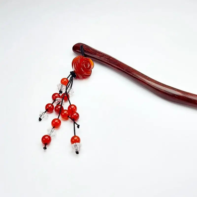 Kanzashi di legno a fiori rossi