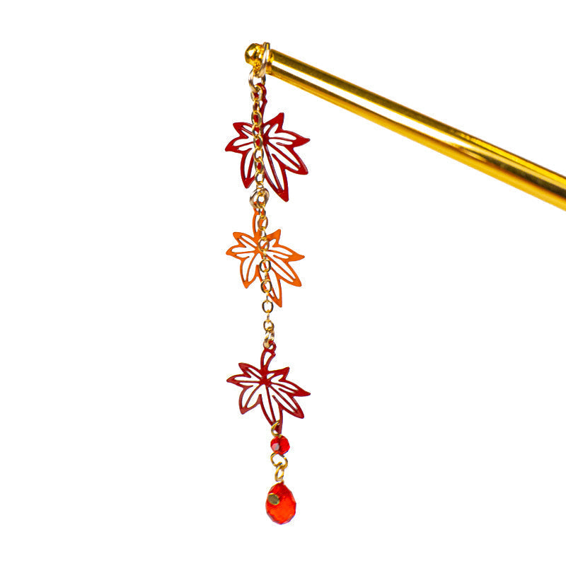 Kanzashi giapponese con foglie di momiji