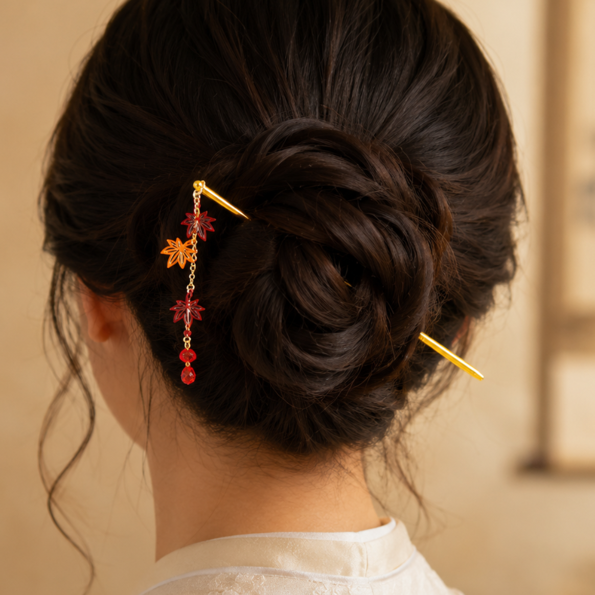 Kanzashi giapponese con foglie di momiji