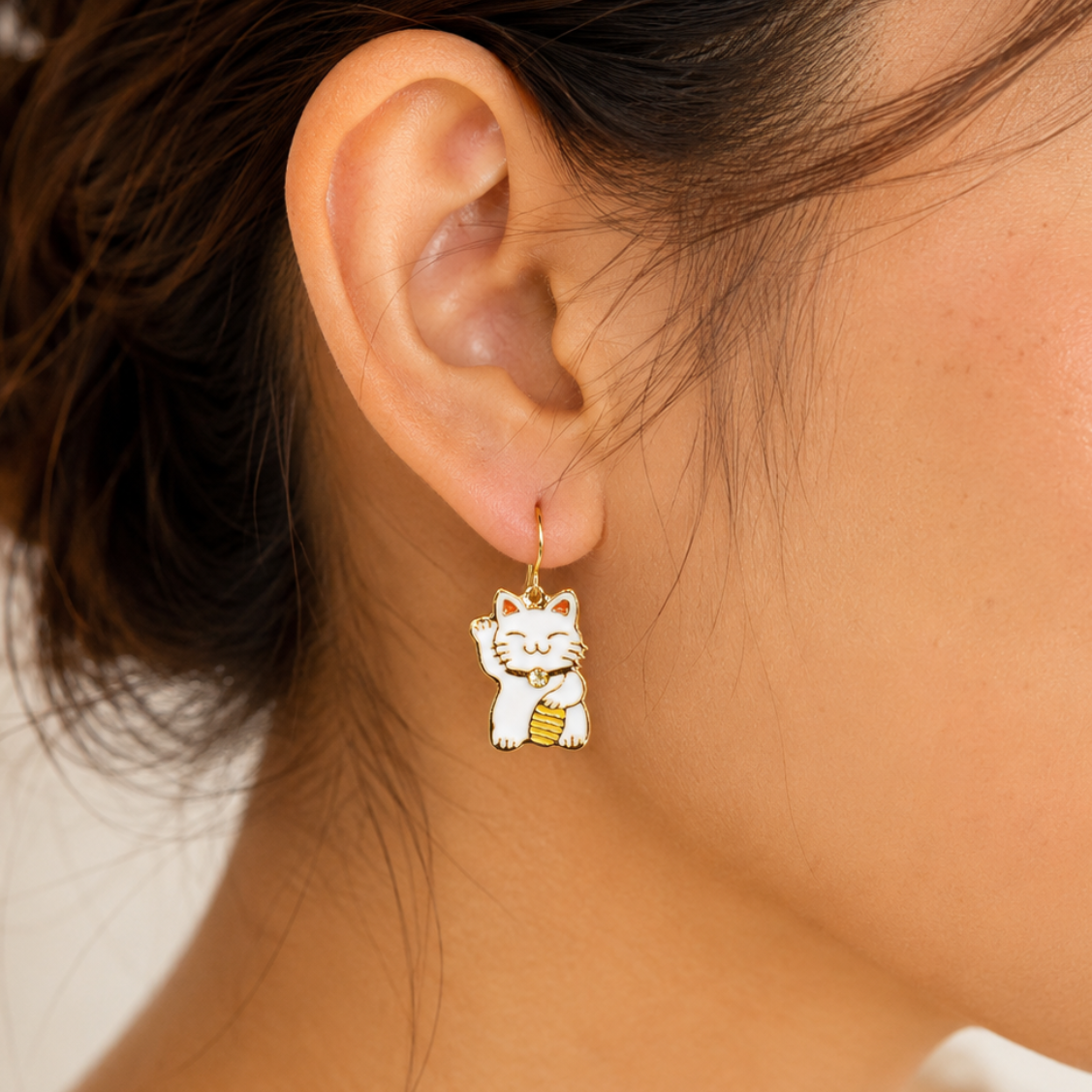 Orecchini giapponesi Maneki-Neko bianchi e dorati