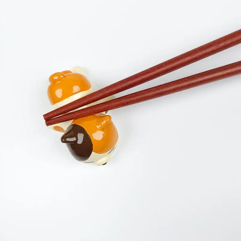 Gatto giapponese con bacchetta