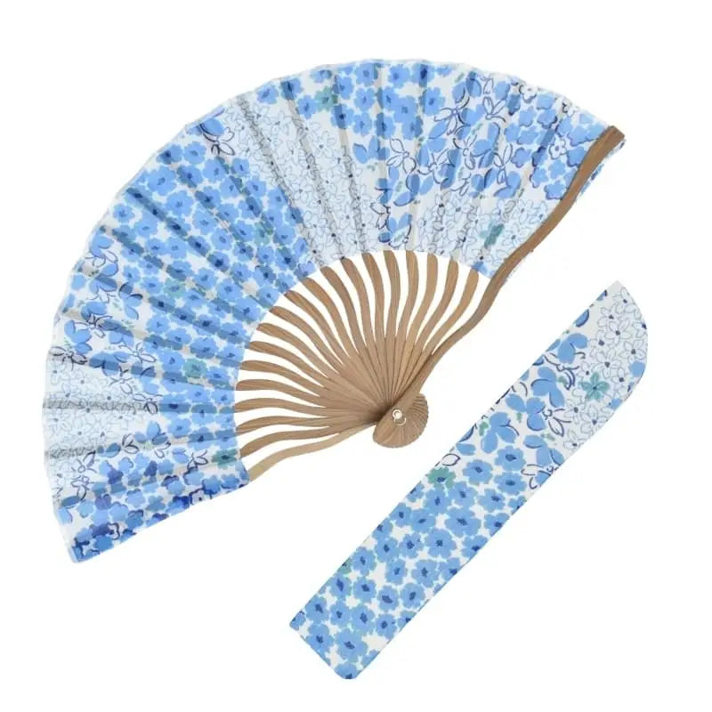 Ventagli giapponesi e sacchetto di fiori blu