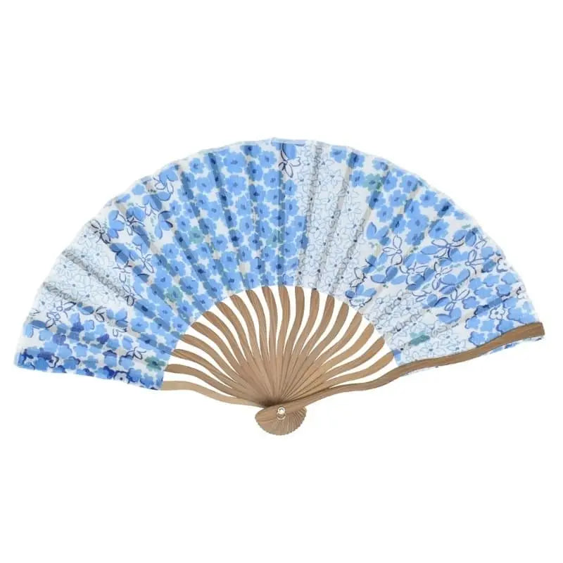Ventagli giapponesi e sacchetto di fiori blu