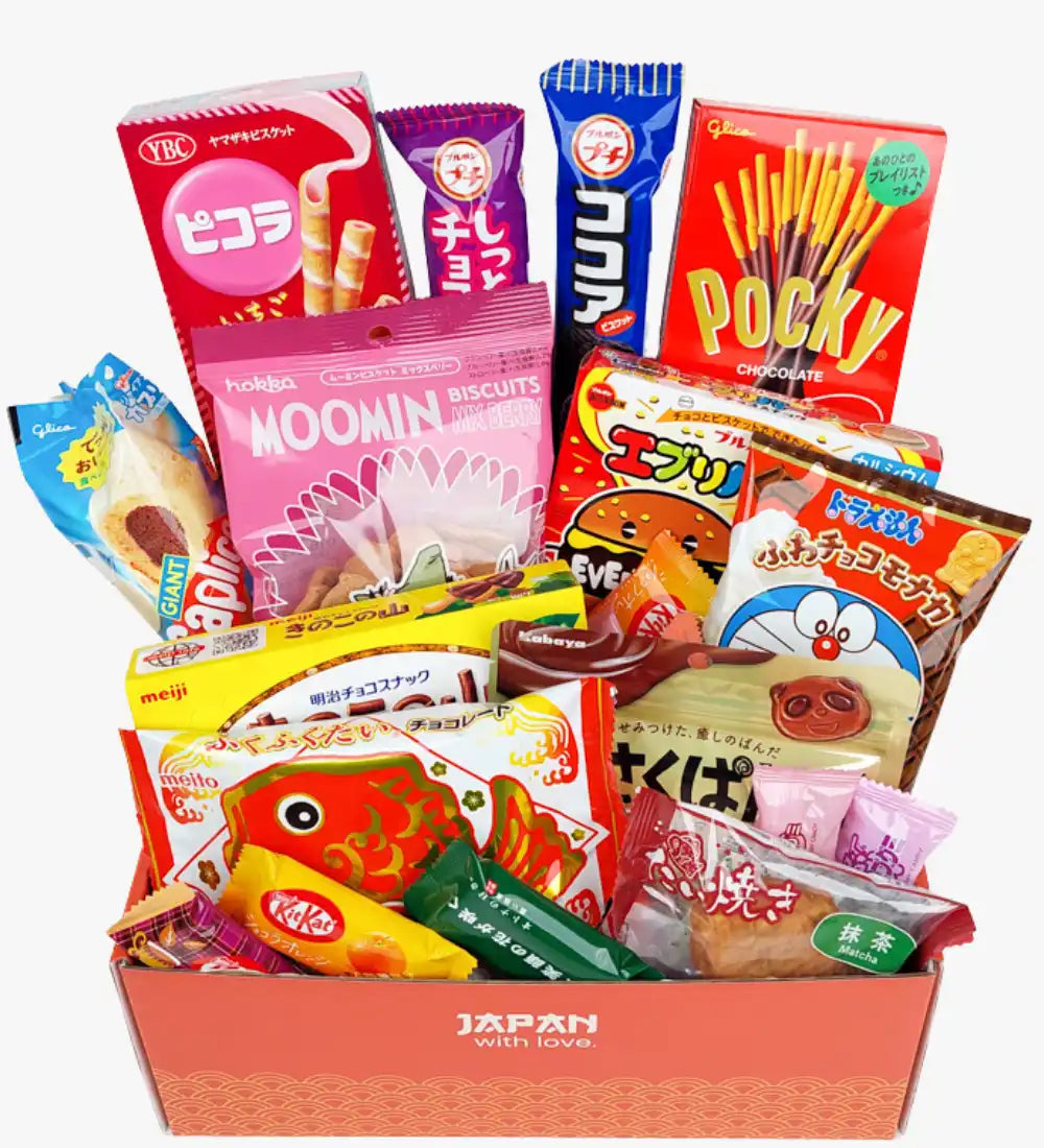 Una vivace selezione di snack e caramelle giapponesi, confezionata in una scatola decorativa.