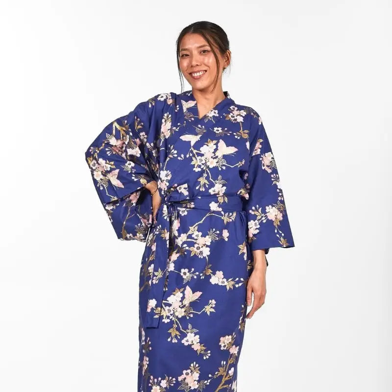 Yukata Kimono Sakura da donna a Chō